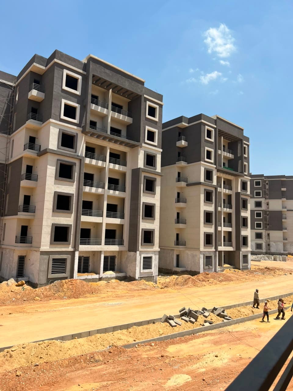 🏡 امتلك شقتك متشطبة بالكامل – موقع مميز جدًا سور بسور مع La Vista 📍 بالقرب من Open Air Mall مدينتي وعلى طريق السويس مباشرة مقدم فعلي يبدأ من 690,000 جنيه 📆 تقسيط مريح حتى 10 سنين